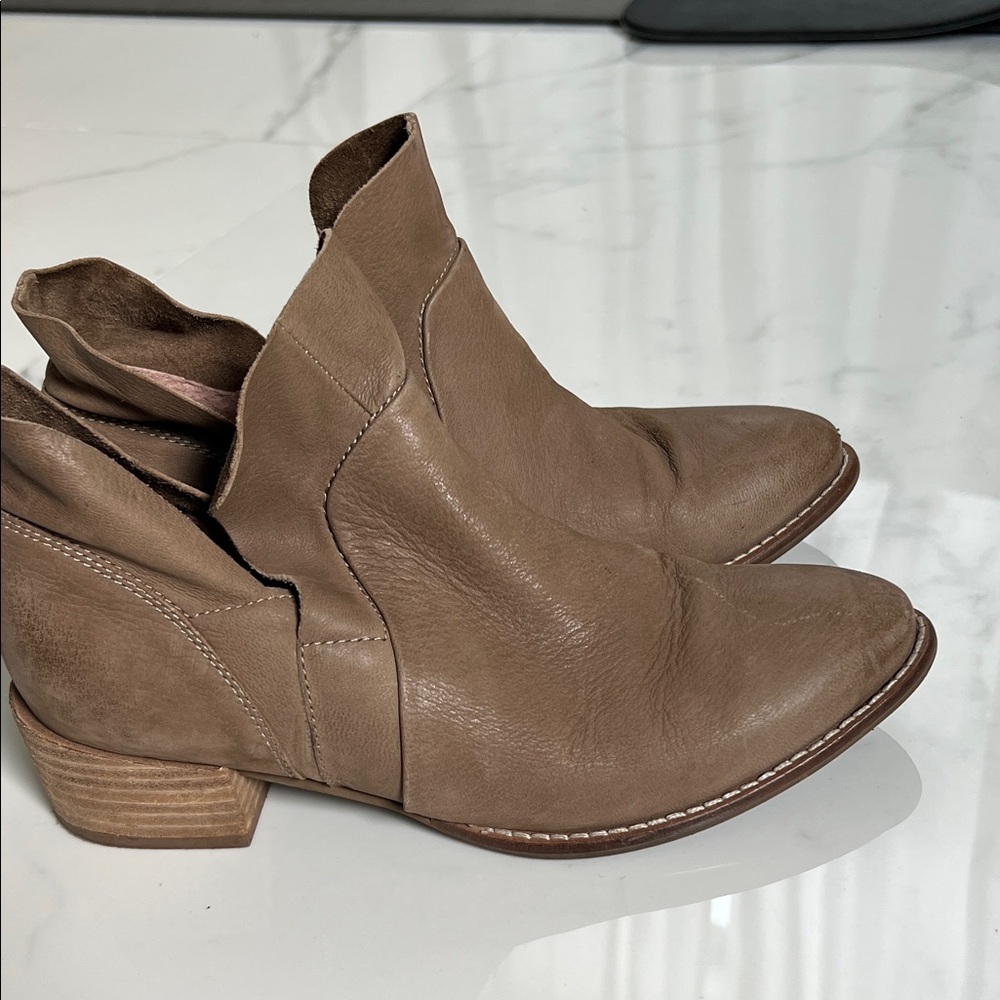 Seychelles Taupe Ankle Leather Boots - Picture 2 of 5